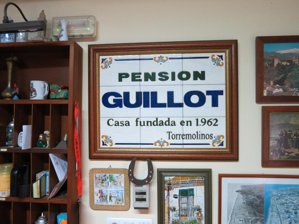 Hostal Guillot Torremolinos Exterior photo