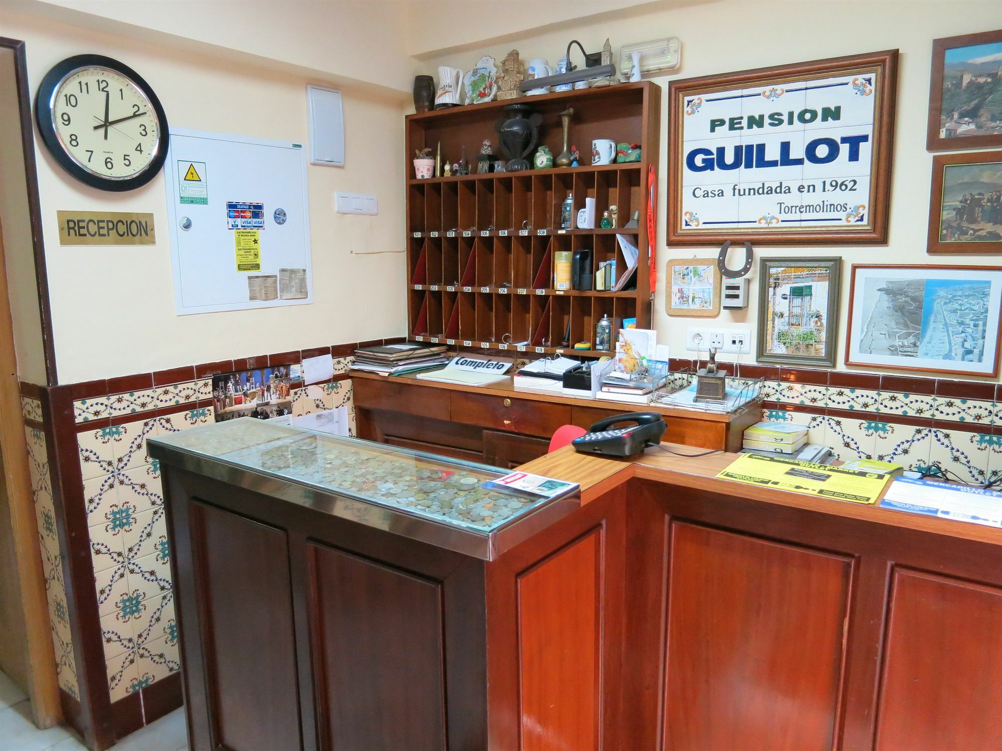 Hostal Guillot Torremolinos Exterior photo